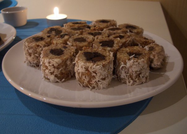 Сладкие роллы из миндаля и чернослива